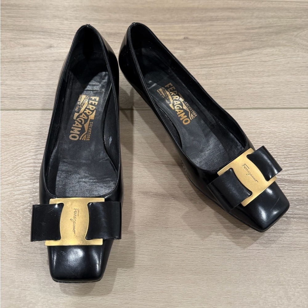 Salvatore Ferragamo Black Leather Pumps Zelma Gold Bow Kitten Heel Size 5.5 D